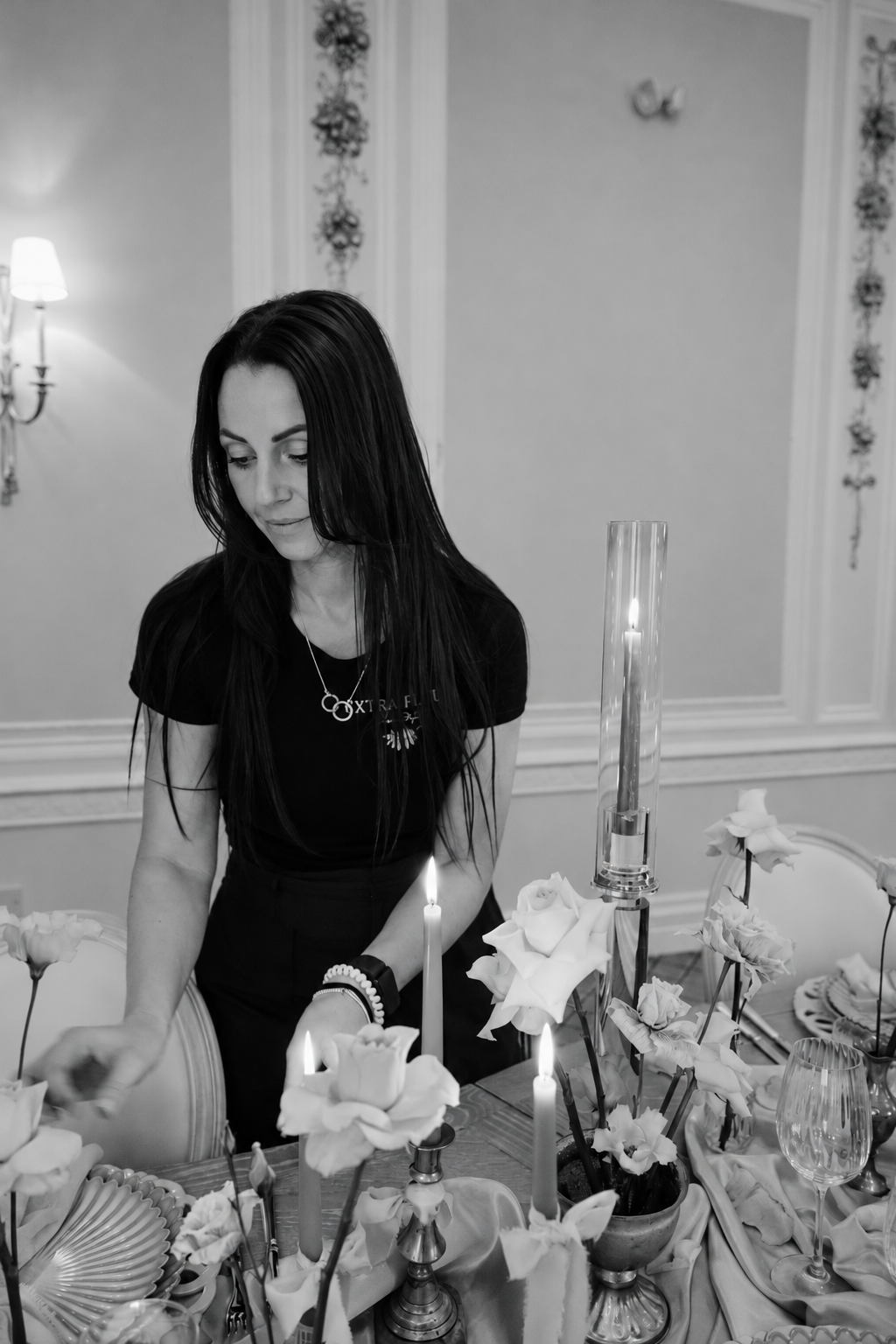 Charlotte of Extra Fleur styling a wedding table